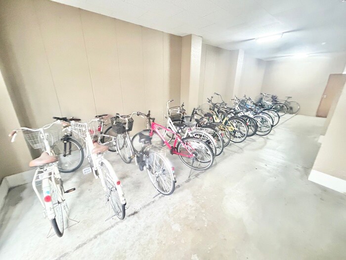 物件外観写真4　(駐輪場)