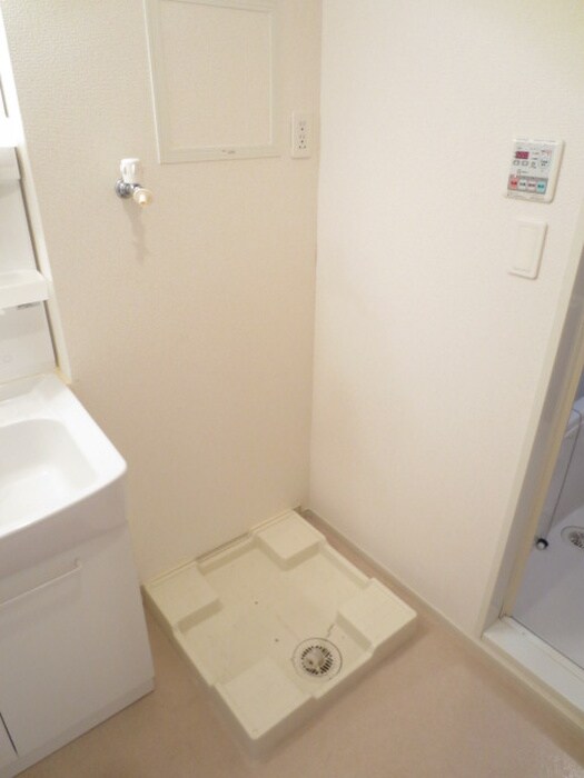 物件内観写真8　(洗濯機置場)