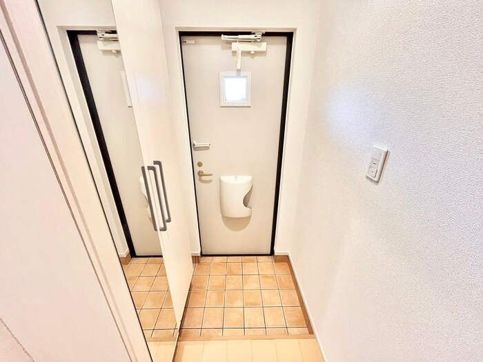 物件内観写真11　(玄関)