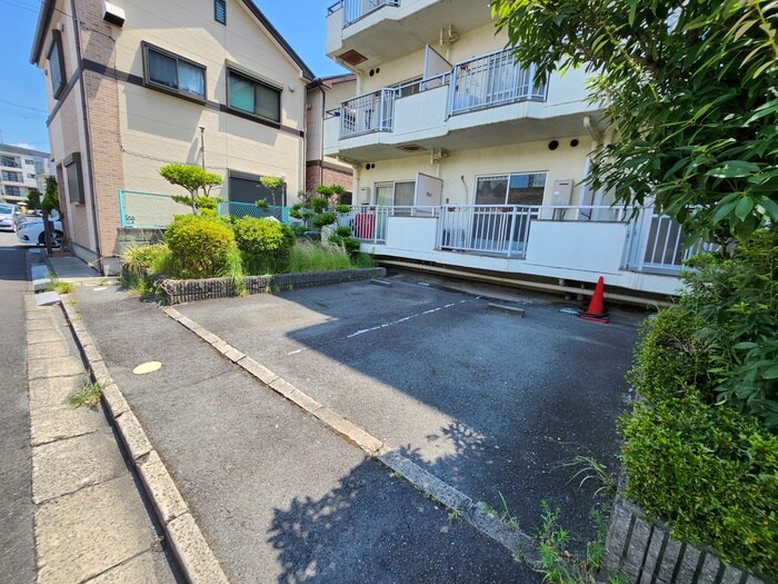 物件外観写真4　(駐車場)