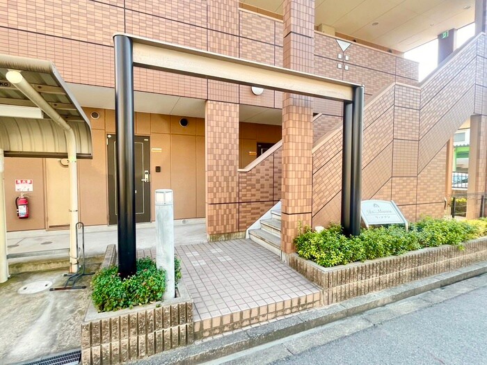 物件外観写真2　(エントランス部分)