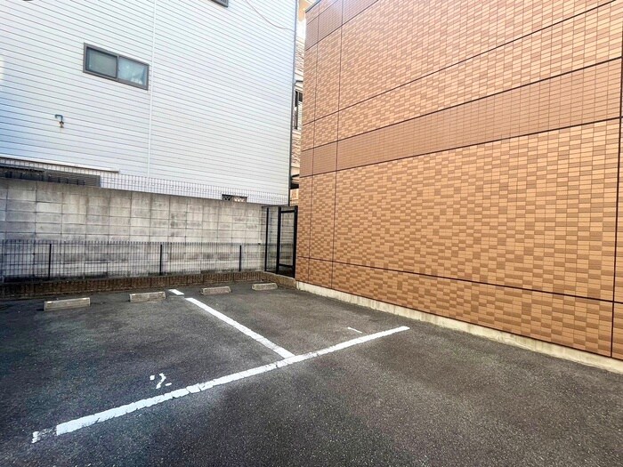 物件外観写真4　(駐車場)