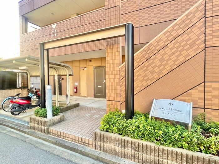 物件外観写真6　(エントランス部分)