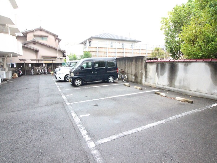 物件外観写真4　(駐車場)