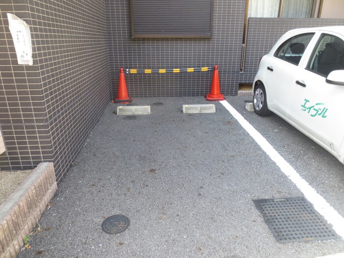 物件外観写真4　(駐車場)