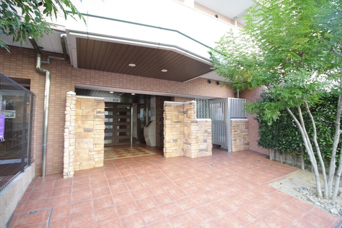 物件外観写真3　(エントランス部分)