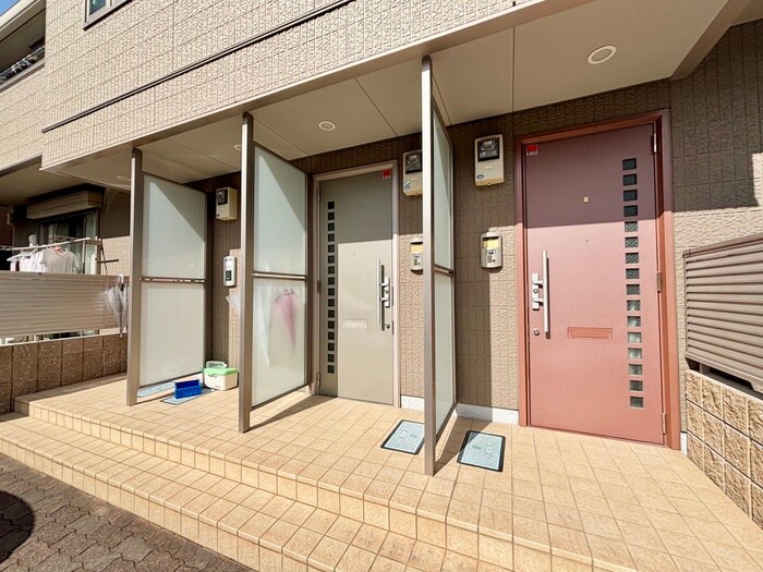 物件外観写真2　(エントランス部分)