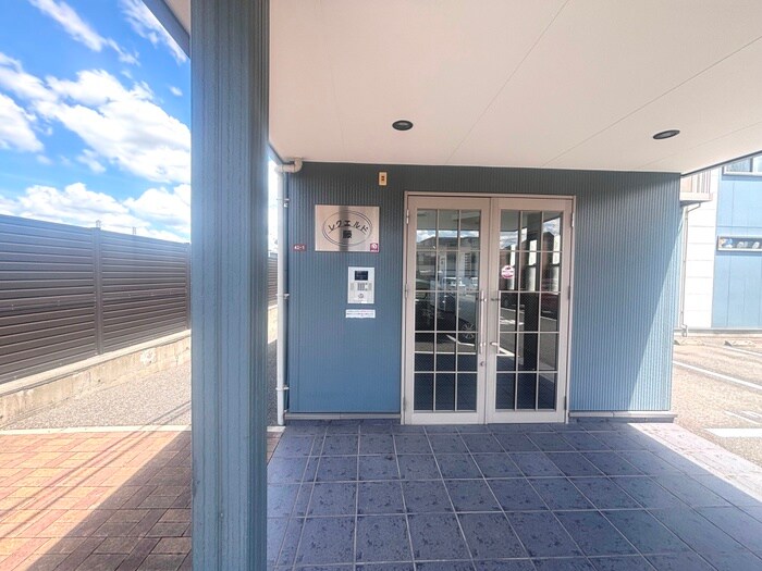 物件外観写真4　(エントランス部分)