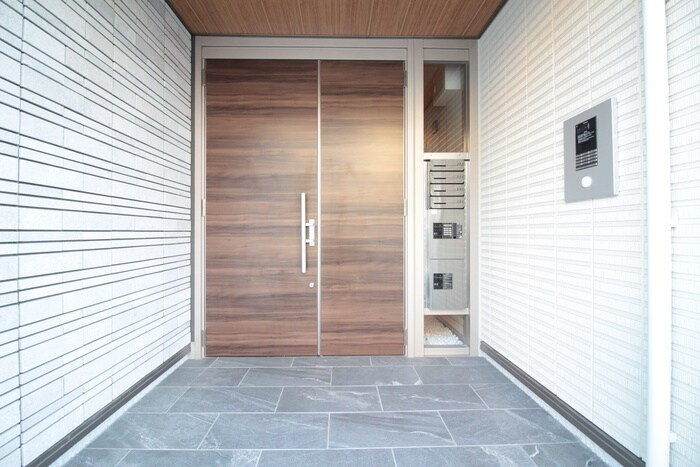 物件外観写真2　(エントランス部分)