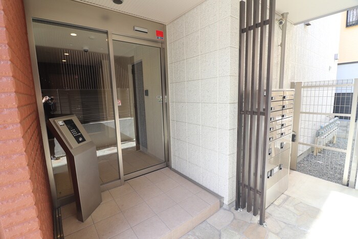 物件外観写真3　(エントランス部分)