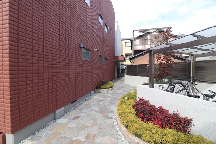 物件外観写真4　(エントランス部分)