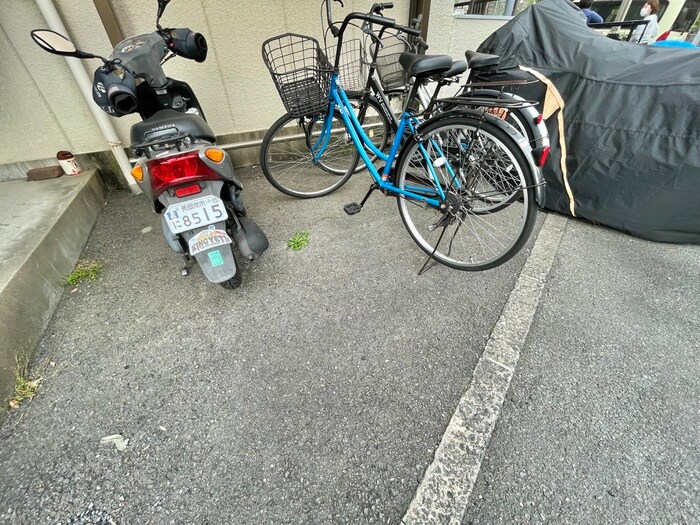 物件外観写真4　(駐輪場)