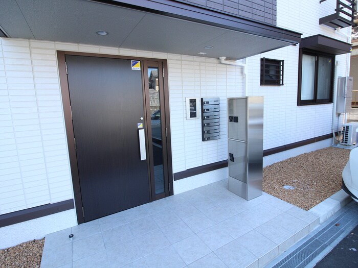 物件外観写真4　(エントランス部分)