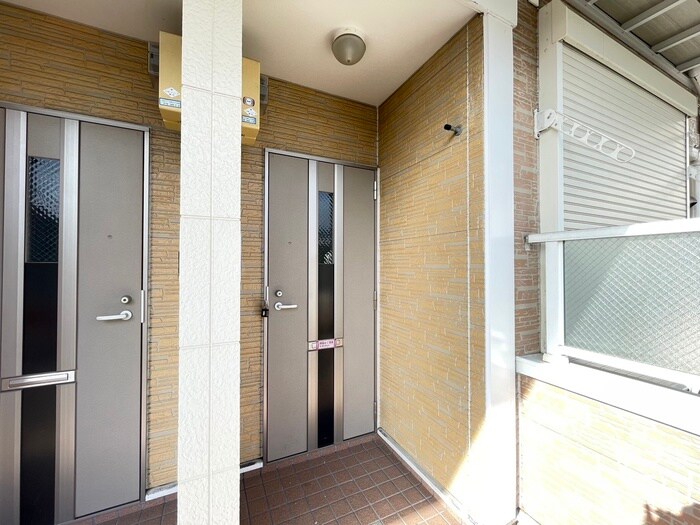 物件外観写真5　(エントランス部分)