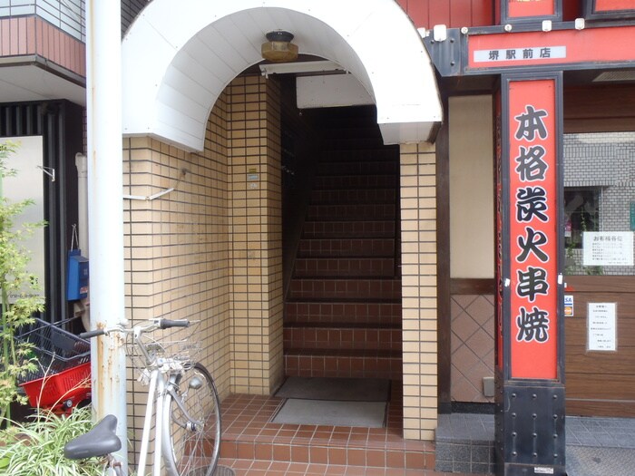 物件外観写真3　(エントランス部分)