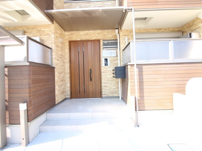 物件外観写真2　(エントランス部分)