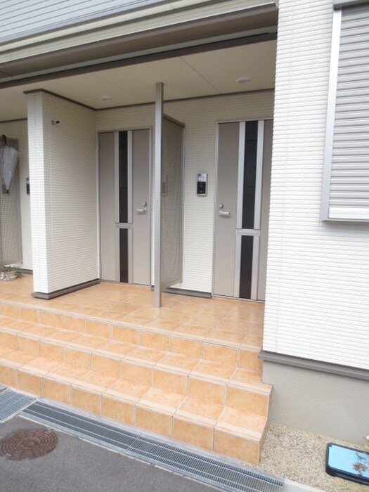 物件外観写真2　(エントランス部分)
