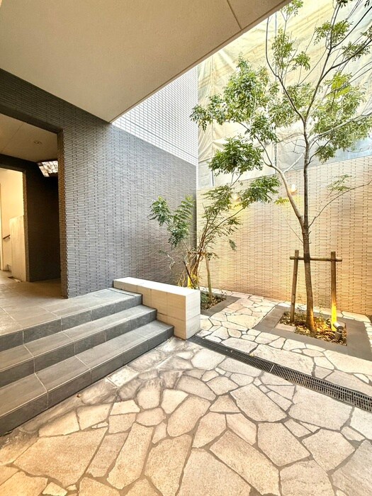 物件外観写真5　(エントランス部分)