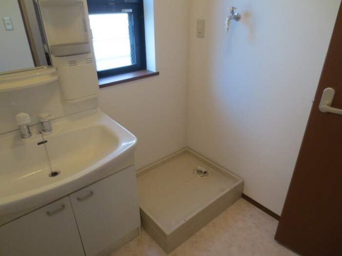 物件内観写真11　(洗濯機置場)