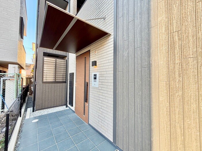 物件外観写真4　(エントランス部分)