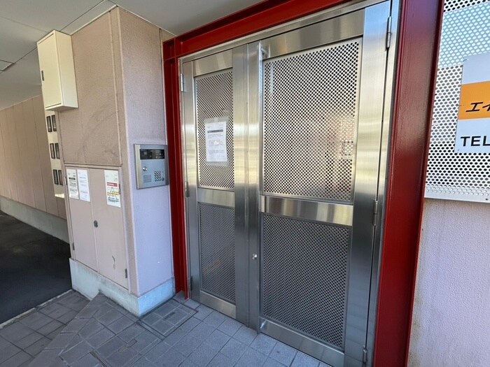 物件外観写真2　(エントランス部分)