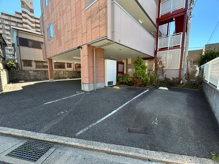 物件外観写真4　(駐車場)