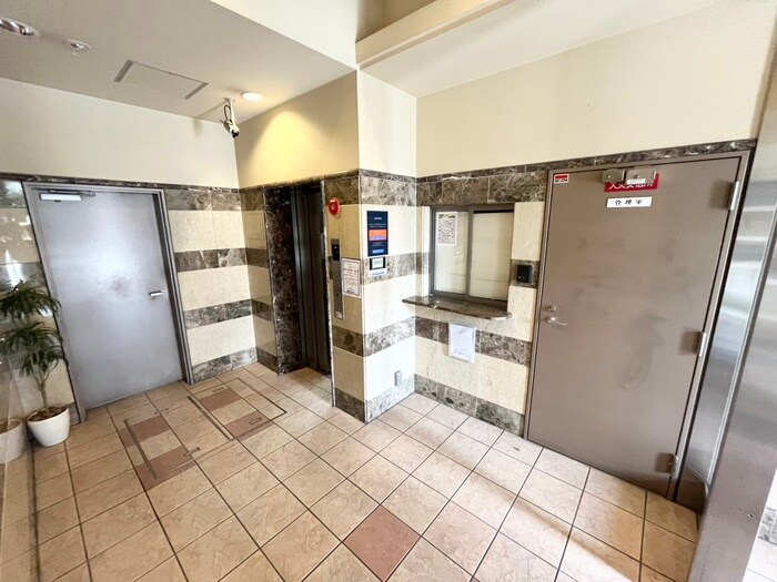 物件外観写真2　(エントランス部分)