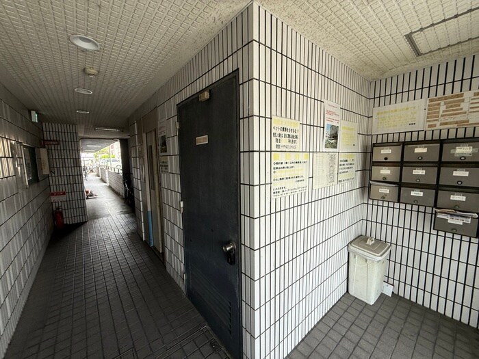 物件外観写真3　(エントランス部分)