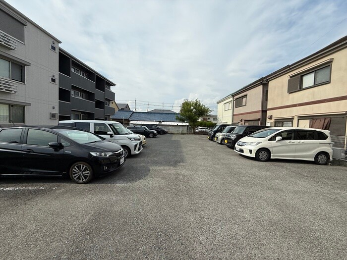 物件外観写真4　(駐車場)