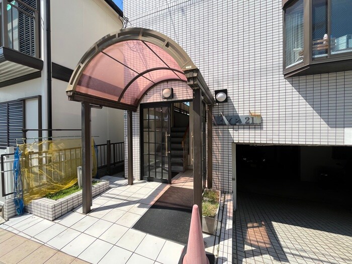 物件外観写真2　(エントランス部分)