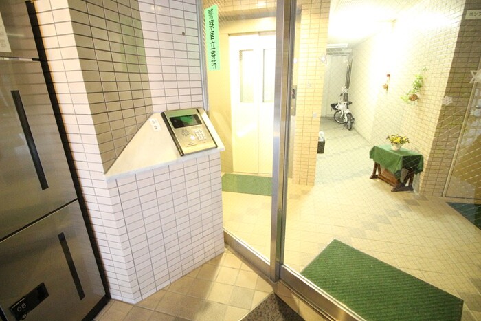 物件外観写真3　(エントランス部分)