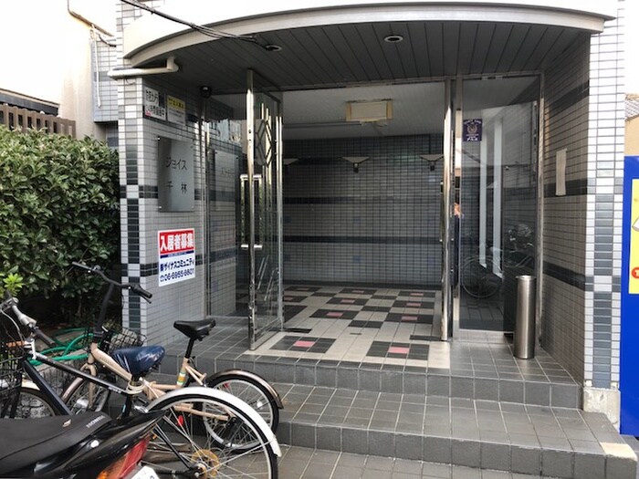 物件外観写真2　(エントランス部分)