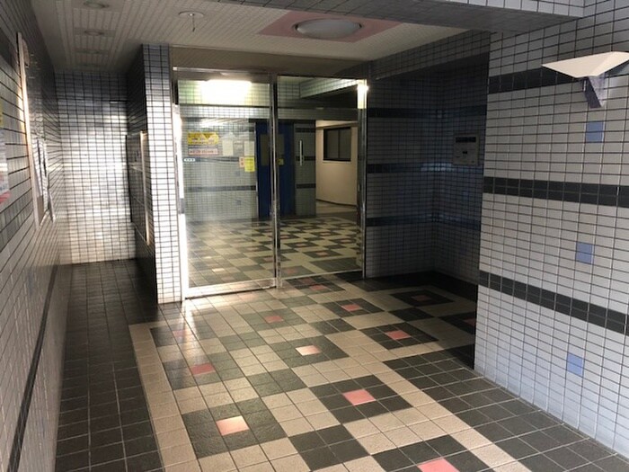 物件外観写真4　(エントランス部分)