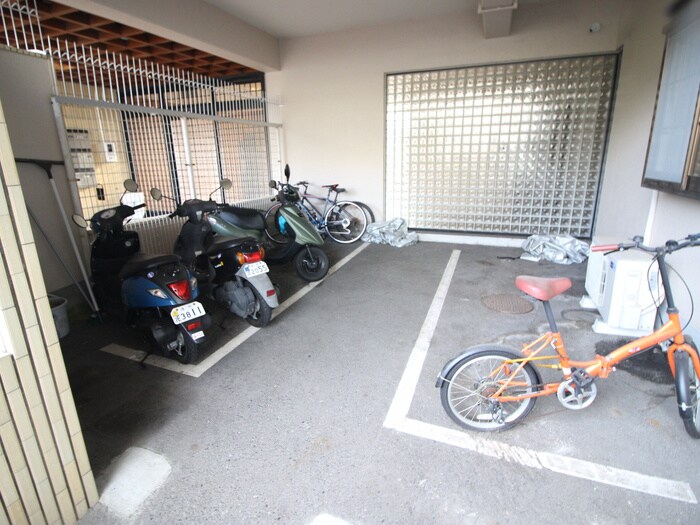 物件外観写真5　(バイク置き場)