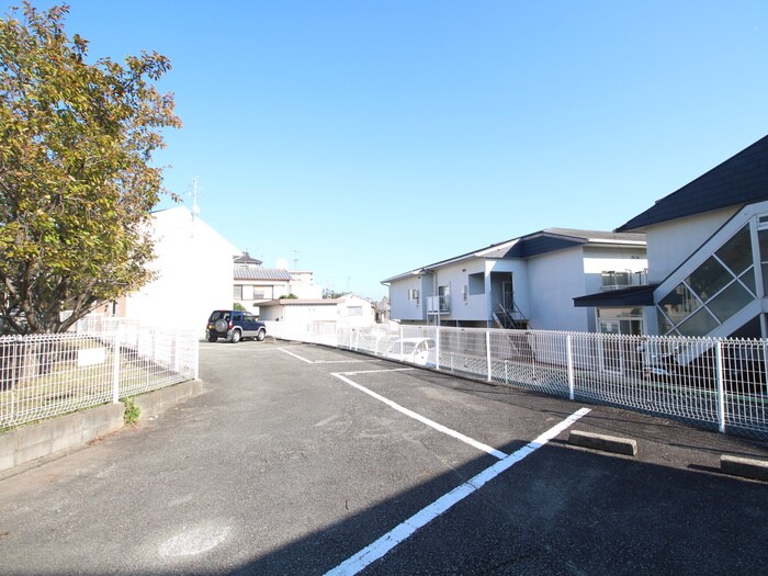 物件外観写真2　(駐車場)
