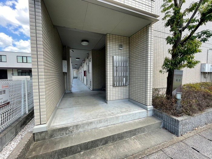 物件外観写真3　(エントランス部分)