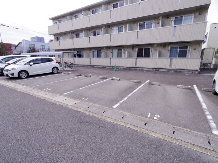 物件外観写真5　(駐車場)