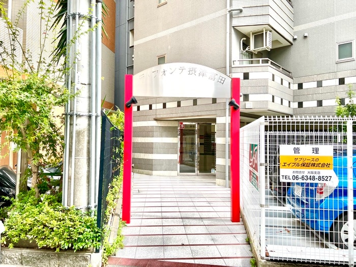 物件外観写真2　(エントランス部分)