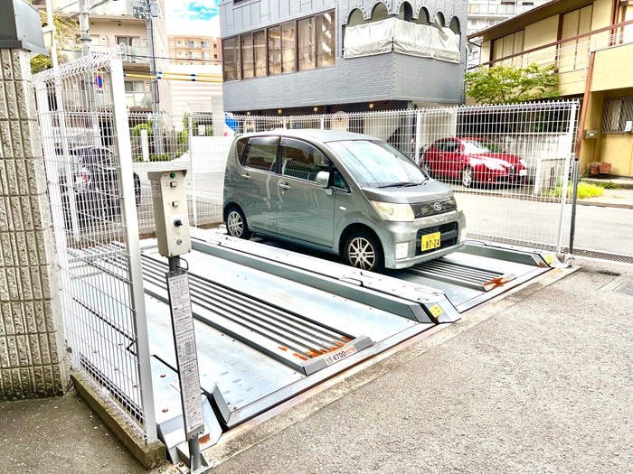 物件外観写真3　(駐車場)