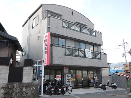 岸本ビル外観写真