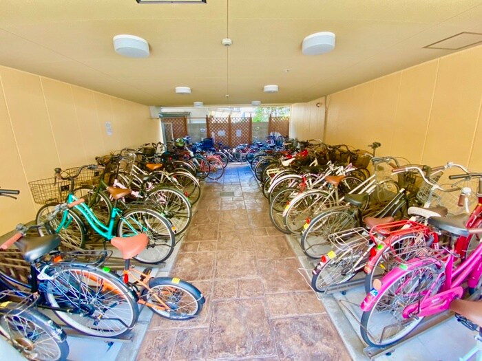 物件外観写真2　(駐輪場)