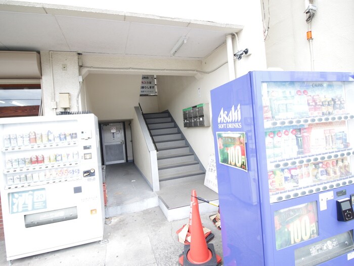 物件外観写真6　(エントランス部分)