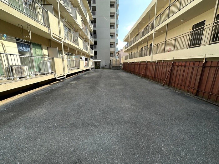 物件外観写真6　(駐車場)