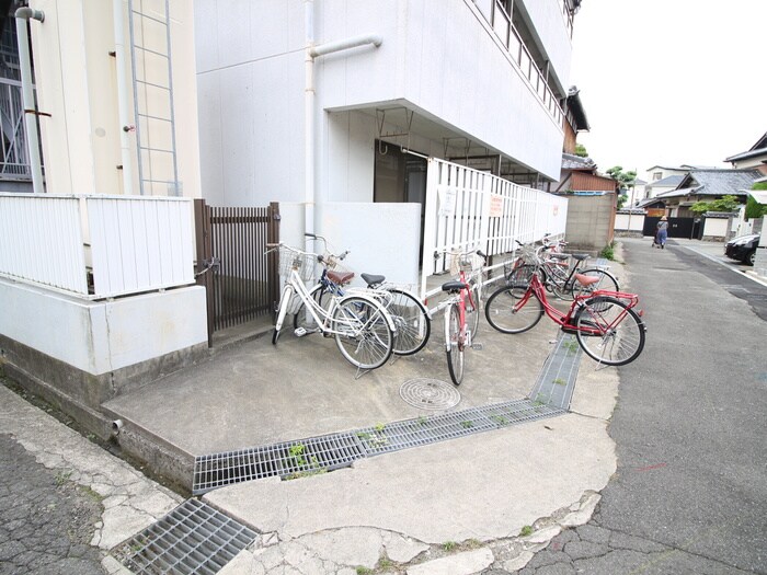 物件外観写真4　(駐輪場)