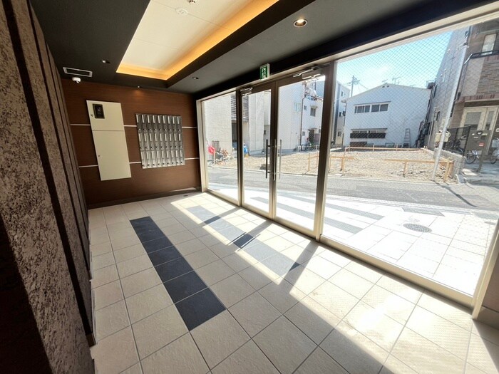 物件外観写真2　(エントランス部分)