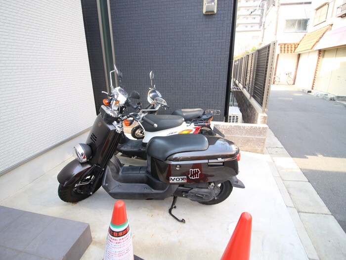 物件外観写真2　(バイク置き場)