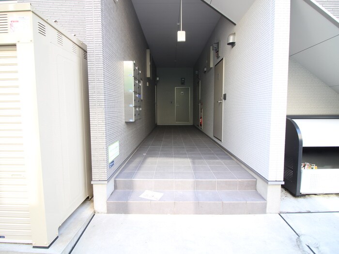 物件外観写真6　(エントランス部分)