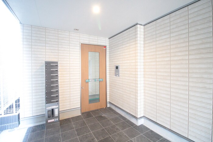 物件外観写真3　(エントランス部分)