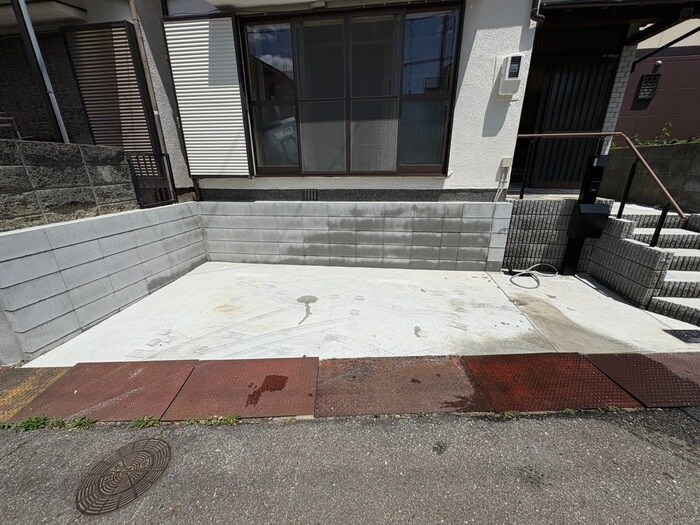 物件外観写真3　(駐車場)