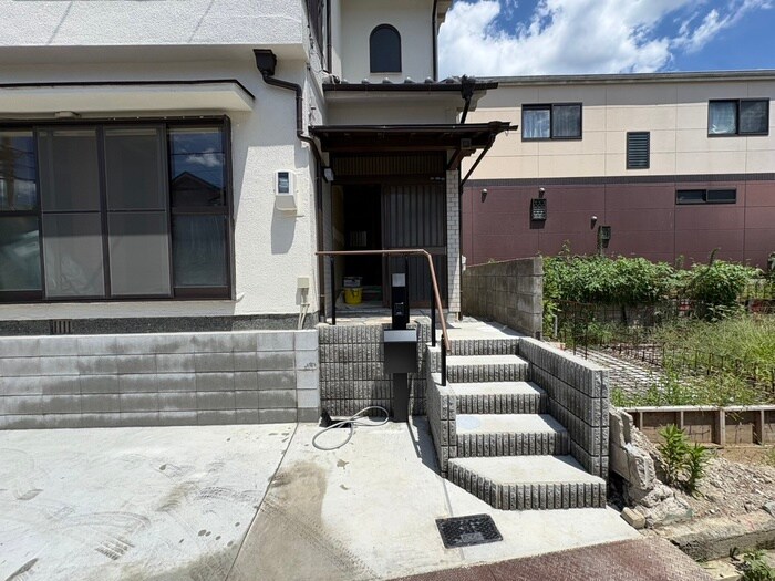 物件外観写真4　(エントランス部分)